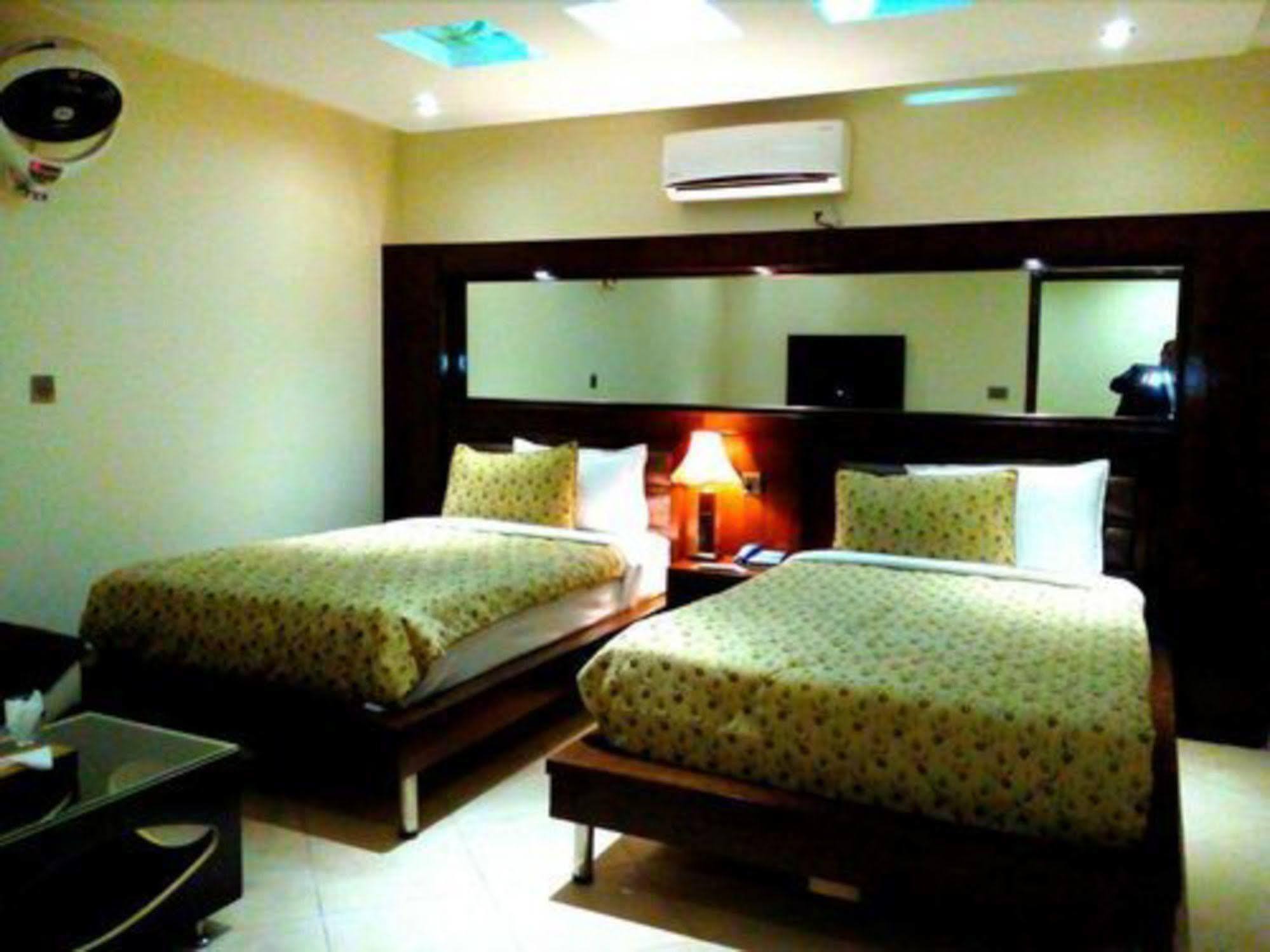 Bling Hotel International Мултан Экстерьер фото